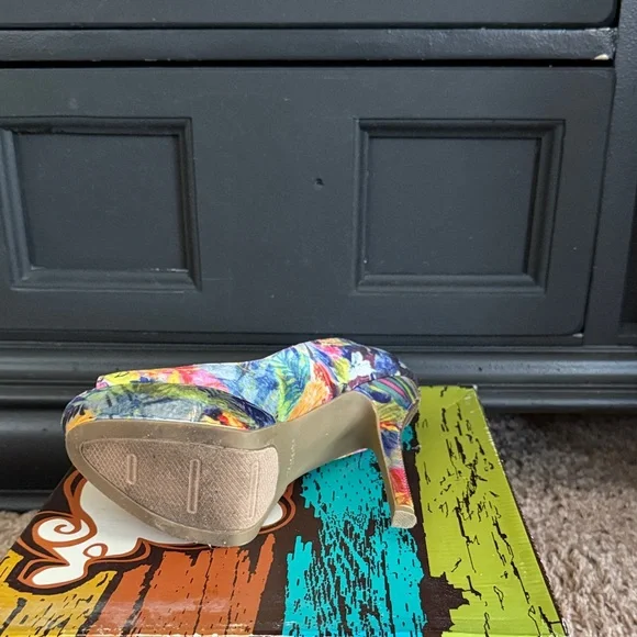 Zigi Soho Colorful Floral Platform Heels - Picture 5 of 5